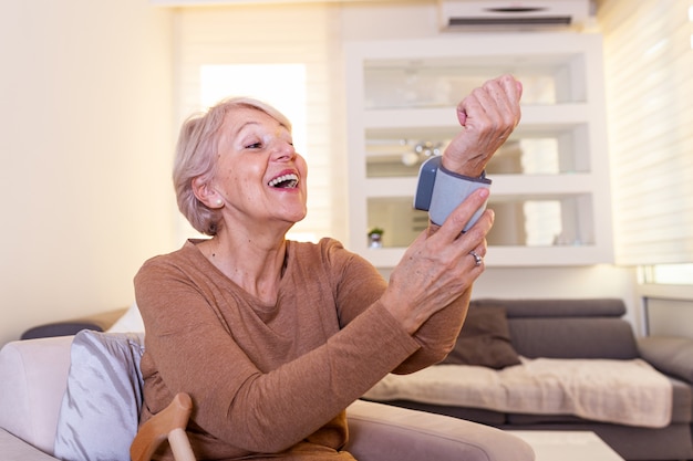 Concepto de salud las mujeres mayores se ocupan de la salud con monitores de presión arterial. Alta presión sanguínea. Mujer madura, medir la presión sanguínea en casa