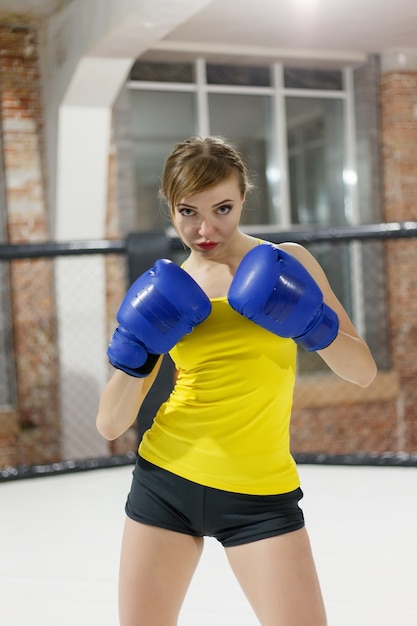 Concepto de salud, personas, deporte y estilo de vida - mujer de boxeador de Brutal Fighter de cerca. Concepto de deporte.