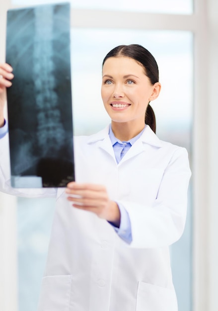 concepto de salud, radiología y medicina - joven médico sonriente en el gabinete