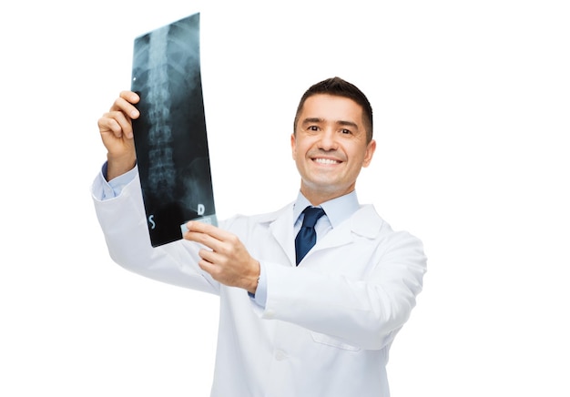 Foto concepto de salud, rontgen, personas y medicina - médico sonriente con bata blanca y rayos x