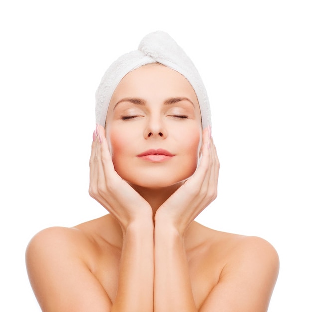 concepto de salud, spa y belleza - hermosa mujer en toalla