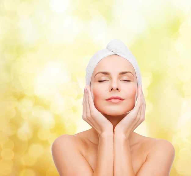 concepto de salud, spa y belleza - hermosa mujer en toalla