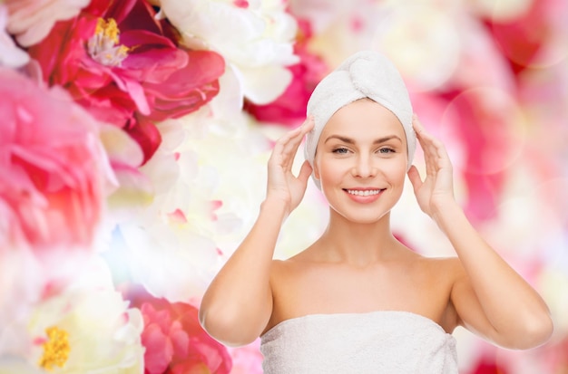 concepto de salud, spa y belleza - hermosa mujer en toalla