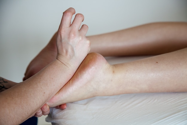 Concepto de salud Terapeuta de masaje haciendo masaje al pie de las personas