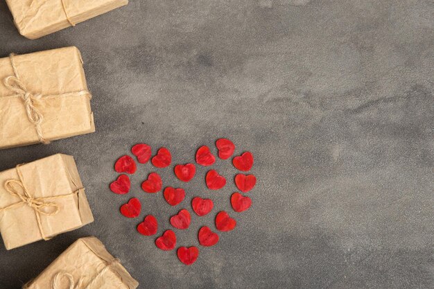 Concepto de saludos del Día de San Valentín Caja de regalo y pequeños corazones rojos espacio vacío para su texto Tarjeta de felicitación de San Valentín