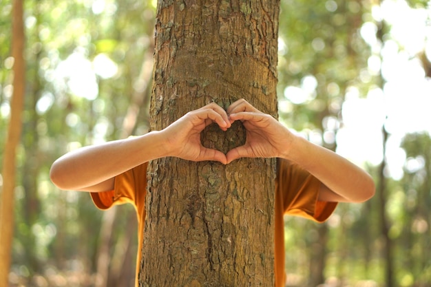 Concepto de salvar al mundo Mujer asiática abrazando un árbol