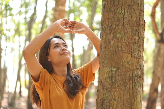 Concepto de salvar al mundo Mujer asiática mirando el árbol