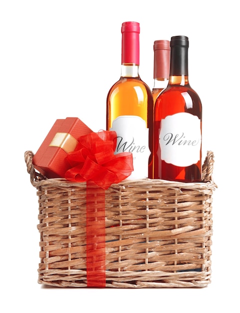 Concepto de San Valentín Botellas de vino y caja de regalo en canasta aislado en blanco