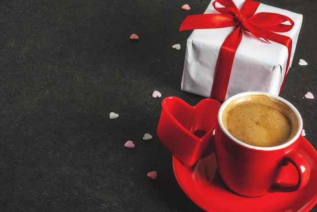 Concepto de San Valentín, caja de regalo con cinta roja, taza de café