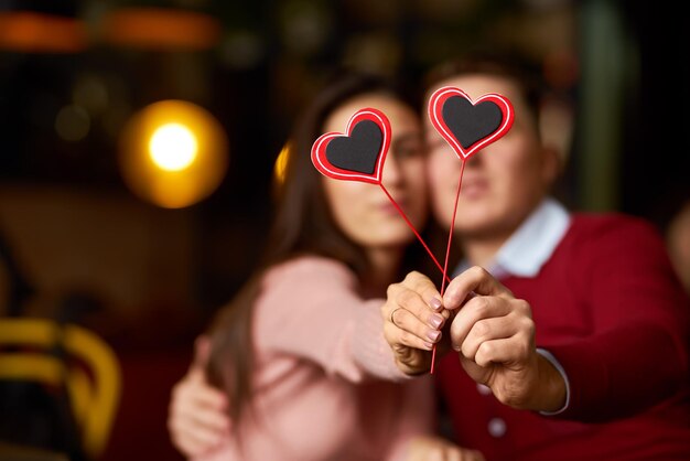 Concepto de San Valentín. Feliz pareja enamorada. Una joven pareja amorosa celebrando el Día de San Valentín.