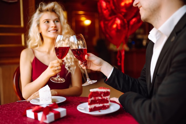 Concepto de San Valentín Intercambio de regalos Hermosa pareja joven celebrando el Día de San Valentín