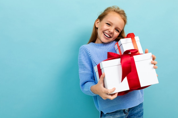 Concepto de San Valentín niña sonriente con regalos