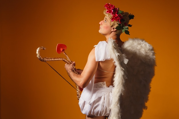 Concepto de San Valentín. Retrato del Dios del amor - Cupido con arco y flecha.