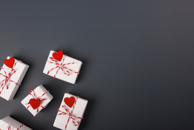 Concepto de San Valentín, vista superior plana, caja de regalo blanca y corazón rojo