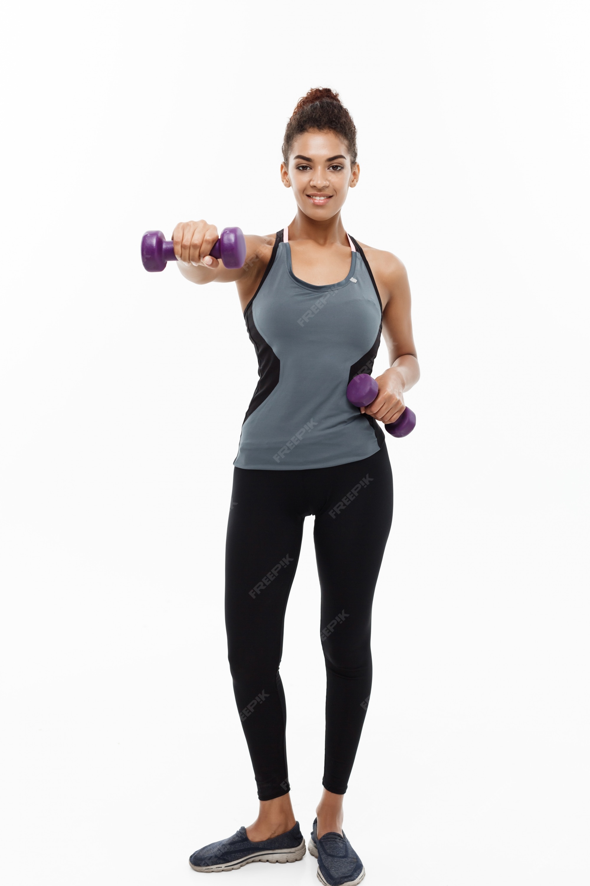 Concepto sano y de la aptitud - señora africana americana en entrenamiento de la ropa de la aptitud con pesa de gimnasia. aislado en el fondo Foto Premium