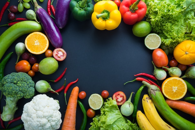Concepto sano de la comida de verduras orgánicas frescas y de fondo de madera del escritorio.