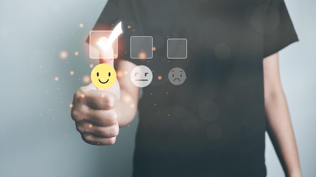 El concepto de satisfacción del cliente aprueba la calificación en el icono de la cara sonriente que da la puntuación más alta feliz