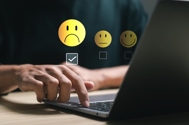 Concepto de satisfacción El cliente elige la cara triste por el servicio insatisfactorio Las puntuaciones son malas Las críticas son bajas Las redes sociales no son buenas