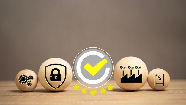 El concepto de satisfacción de los servicios empresariales Iconos de certificación para los más altos estándares de excelencia entre los negocios Iconos en bolas de madera en la mesa Respuesta al cuestionario de encuesta de opinión