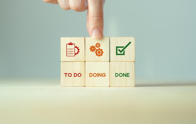 Concepto de seguimiento de trabajo TO DO DOING DONE herramientas de tablero Kanban para una gestión eficaz del equipo herramienta de gestión de proyectos ágil para ayudar a visualizar el trabajo límite trabajo en progreso y maximizar la eficiencia
