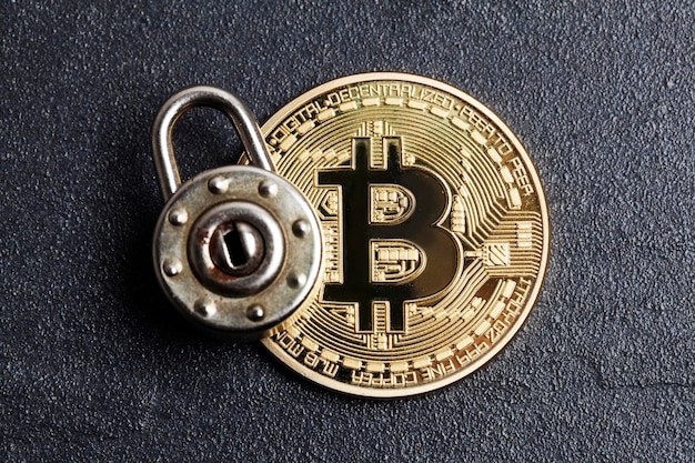 Concepto de seguridad Bitcoin Moneda de oro con candado