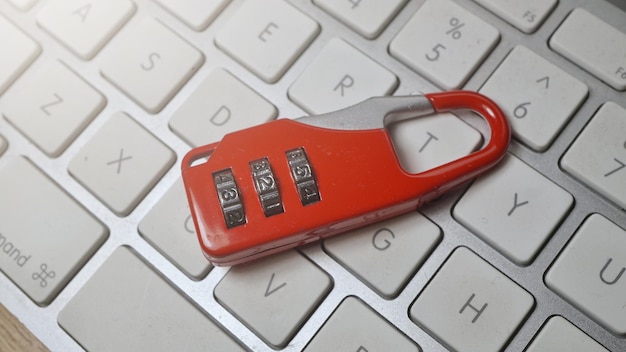 Concepto de seguridad cibernética cerrojo rojo encima del teclado de la computadora