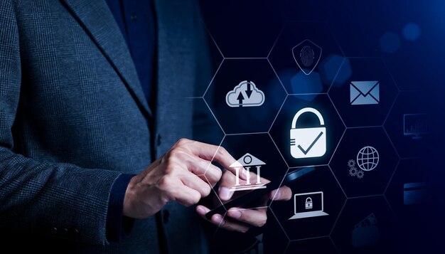 Concepto de seguridad cibernética Tecnología de seguridad de red global Empresario proteger la información personal Cifrado con un icono de clave en la interfaz virtual Seguridad de la información y cifrado