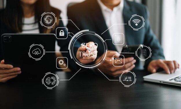 Concepto de seguridad de confianza cero Persona que usa una computadora y una tableta con un icono de confianza cero en la pantalla virtual de las empresas de datos en officexA