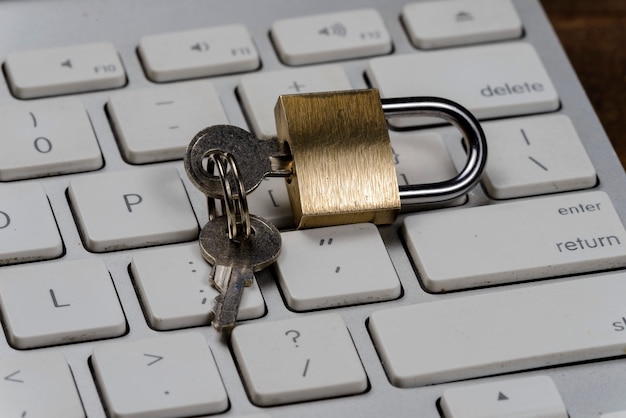 Foto concepto de seguridad informática / internet con un candado en un teclado