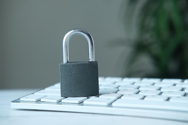 Concepto de seguridad de Internet con candado en el teclado de la computadora portátil