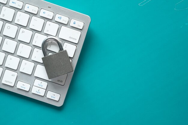 Concepto de seguridad en Internet con candado en el teclado de la computadora.