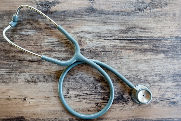 Foto concepto de seguro médico con estetoscopio en escritorio de madera