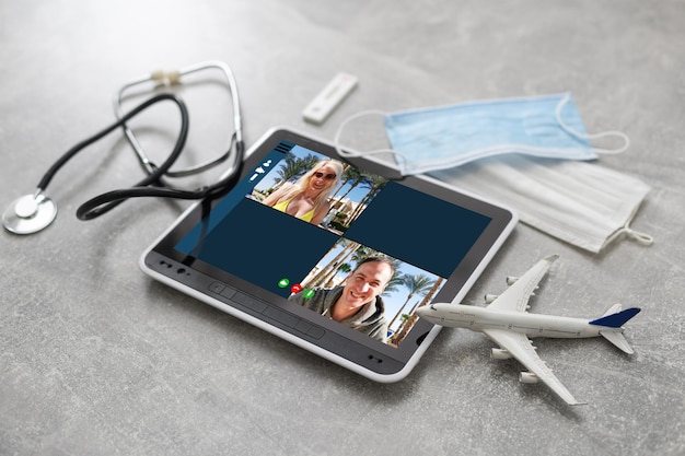 Foto concepto de seguro médico internacional de viaje, tableta digital con estetoscopio, avión