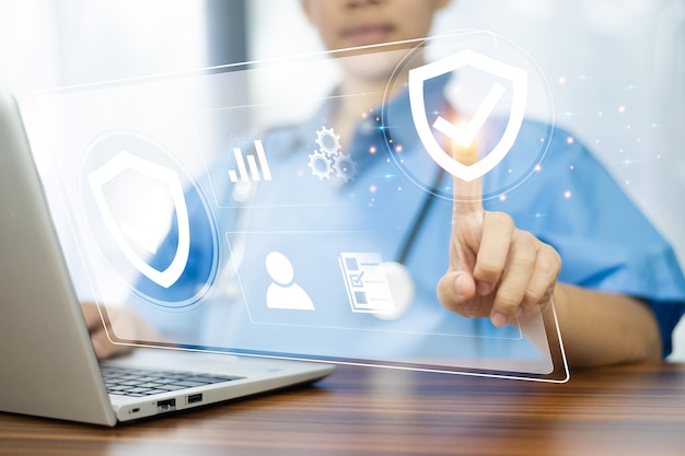 Concepto de seguro médico médico El médico utiliza el icono de seguro médico de la pantalla de la computadora en la conexión de red global Servicio hospitalario y negocio de atención médica