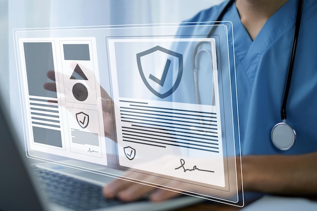 Concepto de seguro médico médico El médico utiliza el icono de seguro médico de la pantalla de la computadora en la conexión de red global Servicio hospitalario y negocio de atención médica