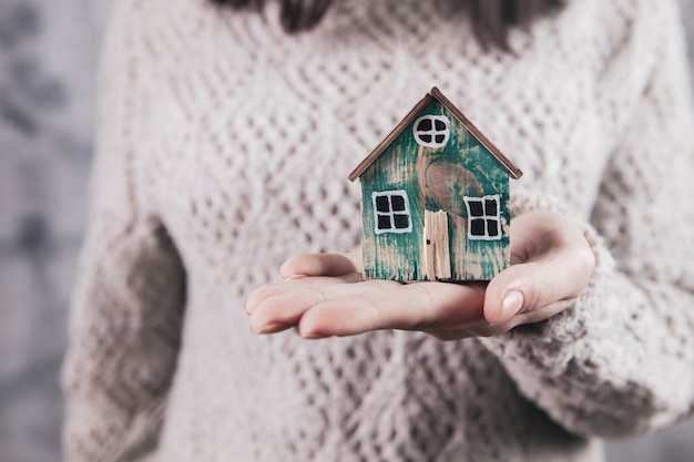 Concepto de seguro de protección y cuidado familiar. modelo de una casa pequeña