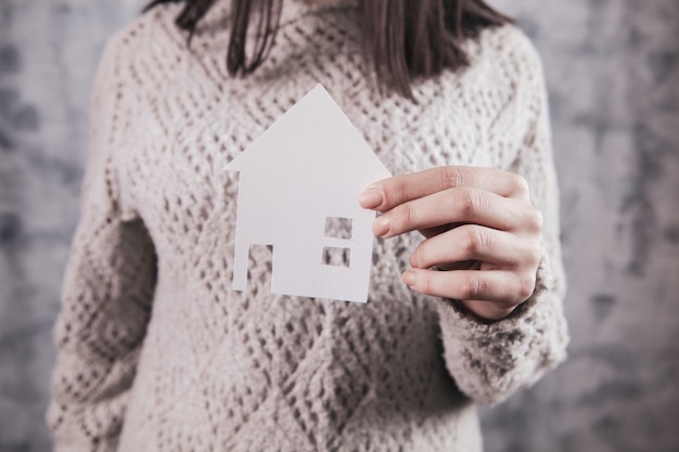 Concepto de seguro de protección y cuidado familiar. modelo de una casa pequeña