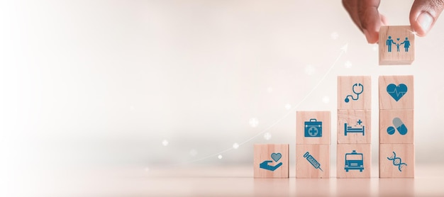 Concepto de seguro de salud atención médica médica bloque de cubo de madera con icono salud y acceso