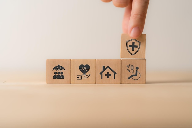 Concepto de seguro de salud Finanzas de la atención médica y servicio médico Beneficios del seguro de salud Gastos médicos que proporcionan seguridad financiera Bloque de madera con icono de seguro de enfermedad de servicio médico