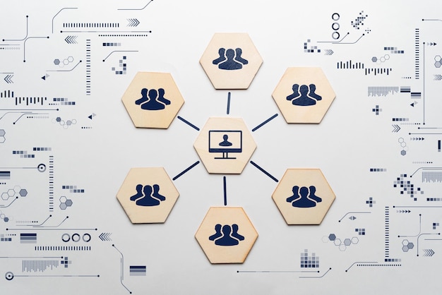 Concepto de seminario web. El icono de una persona con auriculares en el monitor y se comunica con los demás.