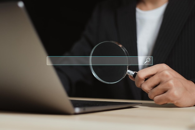 concepto SEO Empresario uso portátil con barra de motor de búsqueda Tecnología de búsqueda de datos optimización de motor de busca SEO