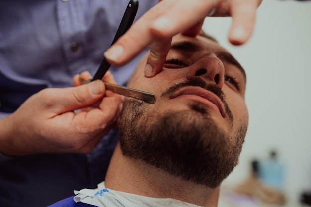 Concepto de servicio de cuidado del cabello de hombre joven en barbería