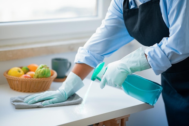 Concepto de servicio de limpieza de cocina de limpieza de manos de sirvienta irreconocible