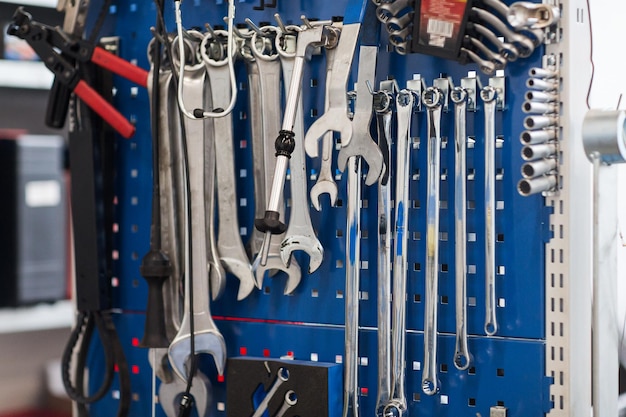 Foto concepto de servicio, reparación, mantenimiento e instrumentos de automóviles - herramientas establecidas en el taller de automóviles