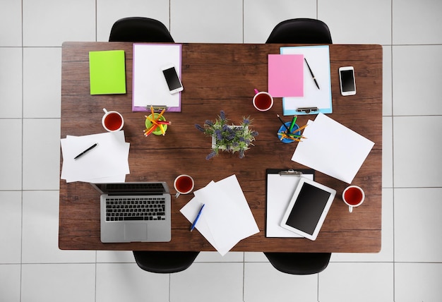 Foto concepto de sesión mesa con papeles de tableta y tazas de té vista superior