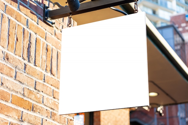 Foto concepto de signo de empresa cuadrado blanco en una pared de ladrillos