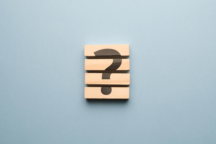 Foto concepto de signo de interrogación o signo de preguntas frecuentes sobre bloques de madera