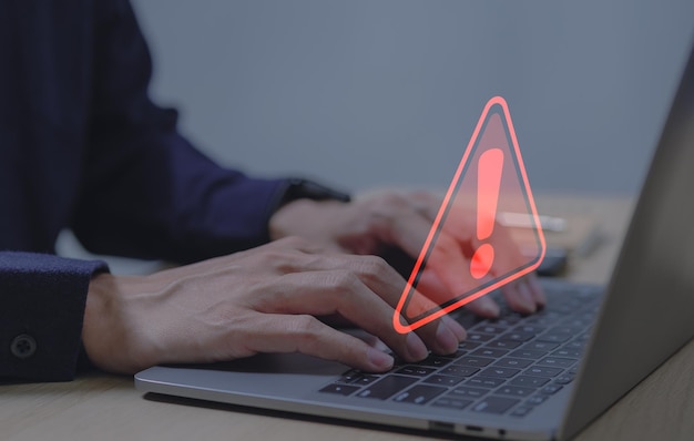 Concepto de sistema de alerta de alerta sistema hackeado en la red informática cibercrimen y virus Software malicioso comprometido información conexión ilegal violación de datos vulnerabilidad de ciberseguridad