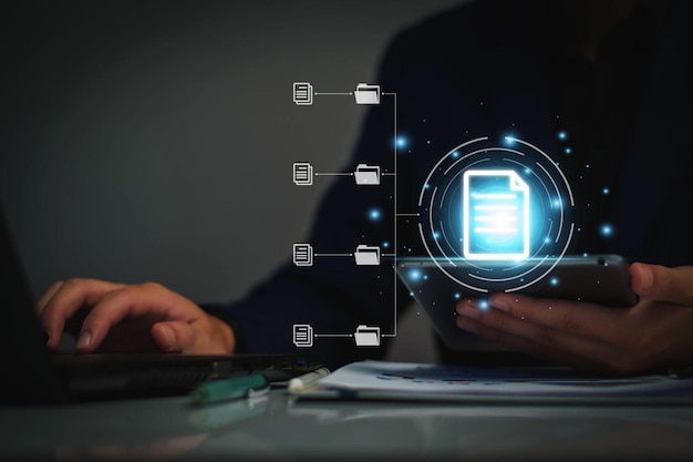 Concepto de sistema de gestión de documentos hombre de negocios con carpeta y software de icono de documento