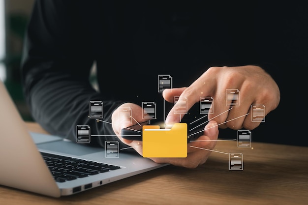 Foto concepto de sistema de gestión de documentos hombre de negocios que mantiene carpetas e íconos de documentos software de búsqueda y gestión de archivos base de datos de documentos en línea para un archivo eficiente y datos de la empresa